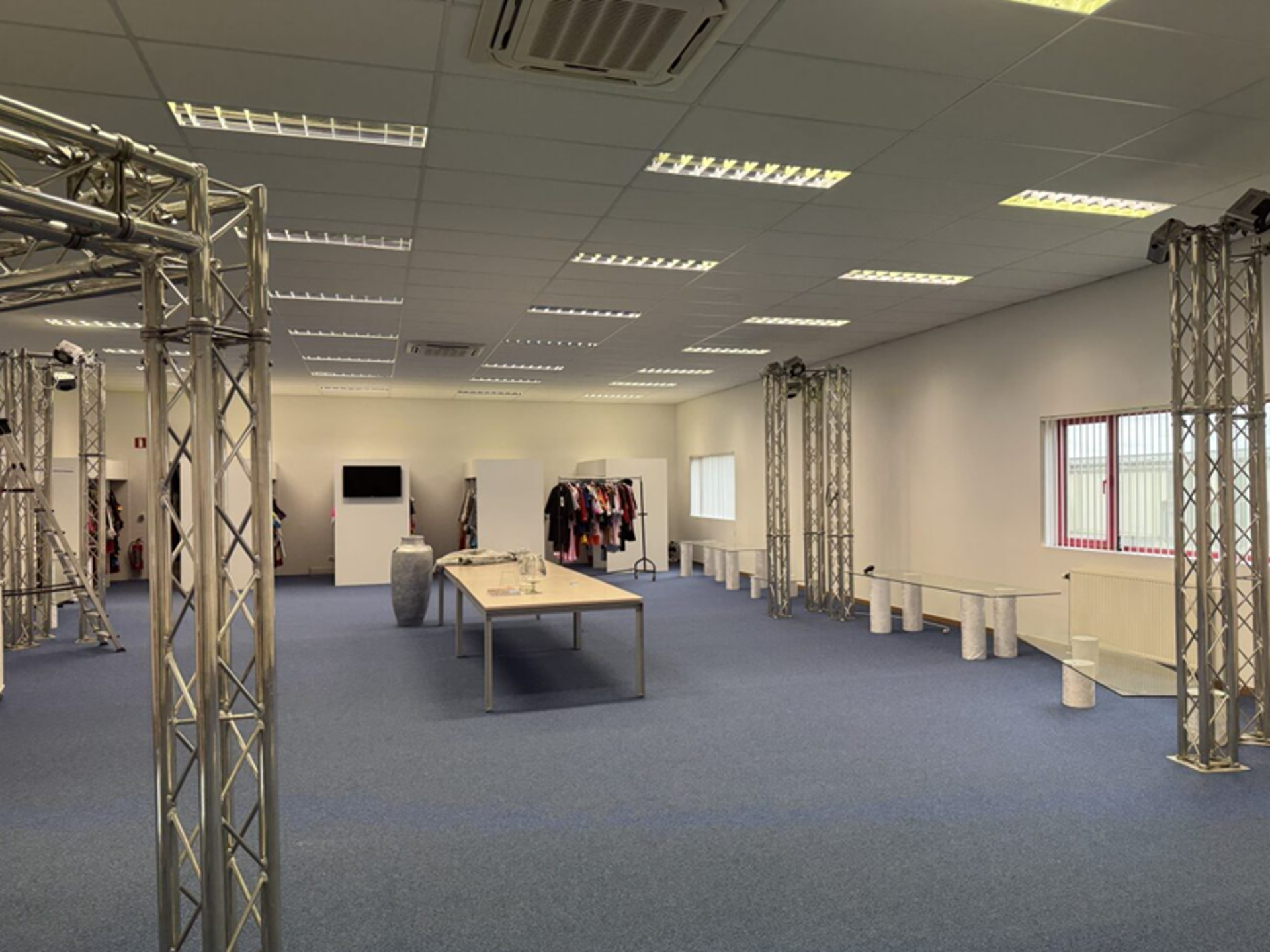 Polyvalent bedrijfsgebouw te koop te Lanaken. - foto 4
