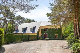 Gelegen in een rustige woonwijk in een landelijke en groene omgeving. De woning Heidedreef 8B is een halfopen bebouwing.<br /><br />INDELING ONDERGRONDS<br />Ruime kelder (33 m²) waarin het CV toestel en de waterontharder geplaatst werden.<br />Verder is er fundering van 1,20m diep.<br /><br />INDELING GELIJKVLOERS<br />Inkomhal / trapzaal met apart toilet.<br />Bureel of slaapkamer.<br />Leefruimte met inbouwcassette op hout. Deze cassette werd mooi omgeven door een schouwmantel in kalksteen en daarrond nog een TV meubel / wandkast in hout.<br />Volledig ingerichte keuken (eik) met aangrenzend aan de ene zijde een berging en veranda aan andere zijde.<br /><br />1E VERDIEPING<br />3 slaapkamers (23 - 16,2 - 9 m²) op parket en waarvan de master met ingerichte dressing.<br />Badkamer met douchekabine, hangtoilet en lavabo.<br />Badkamer met ligbad, douchekabine, hangtoilet en dubbele lavabo.<br /><br />2E VERDIEPING<br />Deze werd (nog) niet ingericht. Wel te bereiken via vaste trap en reeds voorzien van daglicht (ramen).<br /><br />PERCEEL / TUIN<br />Dieper op het perceel werd er nog een vrijstaand gebouw gezet. Hierin vinden we een dubbele garage terug met nog extra tuinberging (41,4 m²). Verder ook nog overdekte carport (18,5 m²) en een atelier / werkplaats (15,6 m²).<br />Ruime voortuin met oprijlaan tot aan de woning. Vooraan afgesloten met draadafsluiting en haag alsook voorzien van automatisch te bedienen poort.<br />Grote achtertuin met helemaal vanachter nog een (zwem) vijver.<br /><br /><br />BIJZONDERHEDEN<br />Verwarming: CV op gas (deels radiatoren, deels convectoren in put). Condenserende ketel Vaillant.<br />Houten ramen met dubbele beglazing en automatisch te bedienen rolluiken.<br />Stedenbouwkundige inlichtingen: in aanvraag.<br />255 m² oppervlakte volgens EPC.<br /><br /><br />POSITIEVE ASPECTEN<br />Heel verzorgde woning.<br />Praktische inrichting.<br />Super mooi perceel met volwassen groenaanleg.