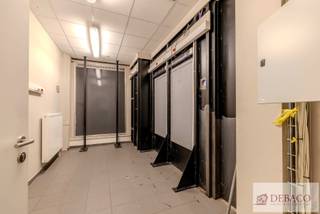 Ruim kantoorgebouw in het centrum van Arendonk! <br /><br />Bent u op zoek naar een goed gelegen kantoorgebouw met veel mogelijkheden? Dit ruime kantoorgebouw bevindt zich in hartje van Arendonk en biedt een ideale combinatie van functionaliteit en bereikbaarheid. <br /><br />Het gebouw beschikt over een efficiënte indeling met meerdere kantoorruimtes die flexibel kunnen worden ingericht. Dankzij de grote raampartijen geniet het gebouw van veel natuurlijke lichtinval, wat zorgt voor een aangename werkomgeving. <br /><br />Troeven: <br />+ Centrale ligging in centrum Arendonk <br />+ Efficiënte indeling<br />+ Ruime oppervlakte <br />+ Geschikt voor diverse doeleinden<br /><br /><span>Komt u zich vestigen op een absolute topligging in</span> centrum Arendonk? <br />Contacteer ons via:<br />info@debaco.be of bel ons op 014/73.77.77 voor een bezoek ter plaatse!