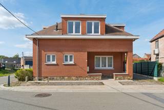 +++ Fonteinstraat 62, Okegem +++<br />
<p><span>Deze <strong>gerenoveerde woning</strong> is gunstig gelegen nabij het centrum van Okegem en op wandelafstand van het station en biedt een aangename combinatie van ruimte, comfort en een praktische indeling. </span><span>Bij het betreden van de woning komt u terecht in de inkomhal die toegang biedt tot de gezellige leefruimte. Verder beschikt de woning over een <strong>ruime, afzonderlijke keuken</strong> en een praktische berging/wasplaats. </span><span>Op de verdieping bevinden zich <strong>drie slaapkamers</strong> en een badkamer uitgerust met een ligbad en een tweede toilet. </span><span>Buiten geniet u van een ruim terras en een aangename tuin, ideaal om in alle rust te ontspannen. De <strong>aparte garage</strong> vormt een extra troef. </span>Een ideale gezinswoning die ruimte, comfort en een centrale ligging combineert!</p>
<p><span></span><strong><span>Meer informatie of een bezoek?</span></strong><span> Contacteer ons via 0478/05 90 69 of </span><span>info@immoteam.be</span><span>.</span></p>