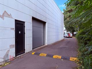 Entrepôt d’une superficie totale de 1.086 m² avec un showroom/bureaux de 262 m² sur un terrain de 2.922 m², à vendre.Idéalement situé le long de la...