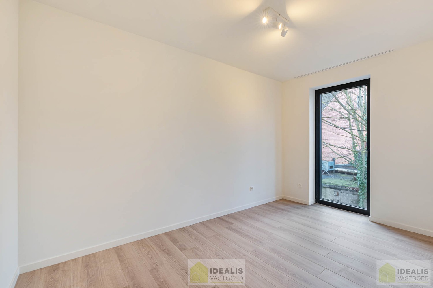 PRACHTIG INSTAPKLAAR NIEUWBOUWAPPARTEMENT MET AUTOSTAANPLAATS EN KELDERBERGING MIDDEN IN HARTJE LOMMEL, EEN AANGENAME LEEFRUIMTE MET OPEN KEUKEN EN AANSLUITEND AAN TERRAS, BERGRUIMTE, 2 SLAAPKAMERS EN RUIME BADKAMER. - foto 5