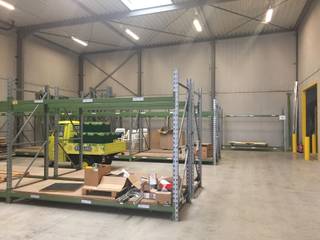 Moderne KMO unit, met 370m² magazijn en 312m² kantoor, te huur in de KMO-zone "Starrenhof" te Kapellen.<br />De kantoren zijn ingedeeld en mooi ingericht. Het magazijn beschikt over een vrije hoogte van 7m. Het pand is goed bereikbaar.<br /><br /><span>Belangrijkste kenmerken Unit 4 :</span><br /><br />- 370m² magazijn<br />- 312m² kantoor (glv en +1)<br />- kantoren ingedeeld d.m.v. glaswanden<br />- vrije hoogte magazijn 7m<br />- vrije hoogte poort 6m