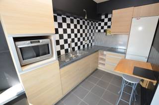 Indeling:Inkomhall, afzonderlijk toilet, woonkamer, ingerichte keuken, badkamer met ligbad en wastafel, 2 slaapkamers en dressing, ruim zonneterras.-...
