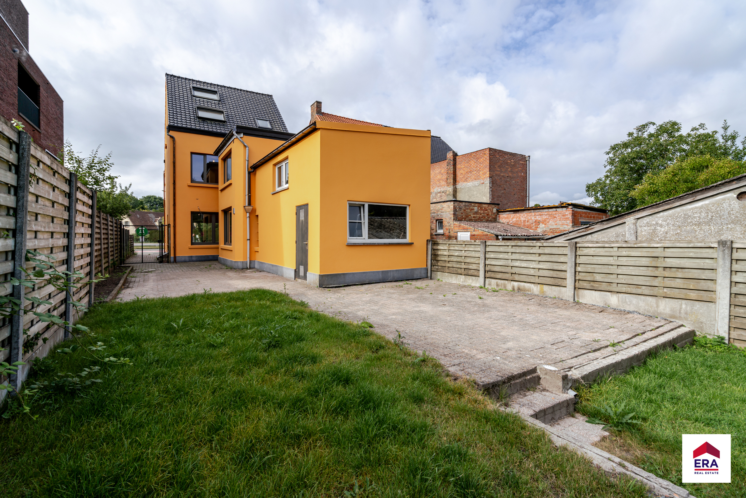 Gezinswoning met 4 slpk. aan station van Beernem - foto 1