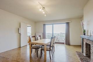 Dit lichtrijke appartement van 94 m² is gelegen op de derde verdieping, het is een ideale plek voor wie op zoek is naar een appartement met veel licht en aangename vergezichten met leuke extraatje van de ondergaande dagelijkse de ondergaande zon.<br /><br />Een extra troef is het gunstige EPC-label B, in combinatie met een conforme elektrische keuring.<br /><br />Bij het binnenkomen word je verwelkomd in de inkomhal, die toegang biedt tot de leefruimte. Aansluitend bevinden zich de keuken en een praktische wasberging, wat zorgt voor een aangename en functionele indeling van het appartement.<br /><br />Aan de oostzijde van het appartement bevinden zich twee ruime slaapkamers. Centraal in het appartement ligt de badkamer, die vlot bereikbaar is vanuit de verschillende ruimtes.<br /><br />Het appartement beschikt ook nog over een privatieve kelderberging. Daarnaast is er een gemeenschappelijke fietsenstalling aanwezig, waar je je fiets gemakkelijk en veilig kunt plaatsen.<br /><br />Ook parkeren is hier geen probleem: voor het appartementsgebouw is er voldoende gratis parkeergelegenheid. Bovendien bevindt zich op de parking een publieke laadpaal voor elektrische wagens.<br /><br />Waarom net dit aanbod overwegen?<br /><br />✔ verzicht en westelijke oriëntatie<br />✔ veel lichtinval<br />✔ EPC B<br />✔ conforme elektriciteit<br />✔ 2 ruime slaapkamers<br />✔ kelderberging<br />✔ gem. fietsenstalling<br />✔ publieke laadpaal voor appartementsgebouw<br /><br />Interesse, bel 0486 05 88 88<br />Attesten & documenten: www.nestr.be