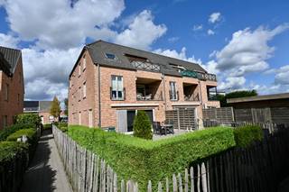 Mooi en ruim appartement op de eerste verdieping ! Indeling : Inkomhal , apart toilet , badkamer , 2 slaapkamers , woonkamer met open keuken ,...