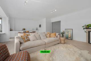 Op de Van Iseghemlaan 126, op de 4de verdieping, vind je dit schitterende appartement dat in 2025 volledig gerenoveerd werd 🛠️. Hier geniet je...