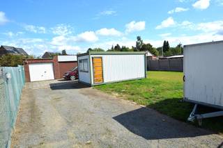 Goed gelegen bouwgrond van 267 m² geschikt voor het bouwen van een halfopen bebouwing, rustig gelegen in een doodlopende straat op een boogscheut van het centrum van Ranst. Perceelbreedte van 10 m. Maximaal bouwvolume: GLV 7m x 13m, eerste verdieping 7m x 13m en tweede verdieping 7m x 9m (onder hellend dak). Carport naast de woning is mogelijk. De bestaande constructies worden nog afgebroken op kosten van de verkoper. Alle nutsvoorzieningen in de straat aanwezig. Dit perceel wordt verkocht zonder bouwverplichting en is beschikbaar bij akte. Opmetingsplan te verkrijgen op eenvoudige aanvraag.