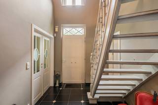 <p><strong>Verrassend ruime instapklare woning (2000) met prachtige, groene tuin met volwassen bomen en optimale privacy. </strong><br /><strong>Ideaal om wonen en werken te combineren! <br /></strong></p>
<p><span><strong>Indeling:</strong></span><br /><strong>Gelijkvloers</strong><br />- Inkomhal met gastentoilet.<br />- Gezellige <strong>leefruimte </strong>(ca. 44m²) op parketvloer met gashaard in natuursteen. - De grote raampartijen zorgen voor een aangename lichtinval en een mooi zicht op de tuin.<br />- <strong>Eetplaats</strong> met directe toegang tot het terras en de groene tuin. <br />- Volledig <strong>geïnstalleerde keuken</strong> (ca. 18m²) voorzien van kwalitatieve toestellen, veel kastruimte en een ATAG gasfornuis. Ruimte voor ontbijthoek.<br />- Praktische berging achter de keuken.<br />- Verder beschikt de woning over een uitzonderlijk <strong>ruime polyvalente ruimte</strong> (ca. 40m²) die momenteel ingericht is als muziekstudio/kantoor, voorzien van ingemaakte kastenwand en een <strong>kleine kitchenette</strong> (alsook van hieruit toegang tot het gastentoilet). Dit gedeelte heeft een eigen toegangsdeur waardoor privé mooi afgesloten kan blijven. Aansluitend bevindt zich een <strong>afzonderlijk bureau</strong>, vanwaar u rechtstreeks toegang heeft tot de ruime garage.<br />- <strong>Inpandige garage</strong> (ca. 32m²) met o.a. automatische poort, afgietbak, toegangsdeur naar buiten. Vanuit de garage luik naar de wijnkelder.<br /><br /><strong>Verdieping<br /></strong>- Ruime <strong>slaapkamer </strong>(ca. 19m²) met <strong>aansluitende dressing </strong>(ca. 12m²)<br />- <strong>Badkamer </strong>met dubbel lavabomeubel, douche en ligbad<br />- Nog <strong>drie </strong>volwaardige <strong>slaapkamers </strong>(ca. 19m², 22m², 22m²) <br />- <strong>Wasplaats </strong>met aansluiting wasmachine, lavabo en extra douche<br />- Vlizotrap naar de <strong>bergzolder</strong></p>
<p><span><strong>Algemeen:</strong></span><br />- De oprit biedt plaats aan meerdere wagens.<br />- Ruime garage met automatische poort.<br />- Wijnkelder.<br />- Verisure alarm.<br />- Kruipruimte onder de volledige woning.<br />- Het overdekte terras vormt de ideale plek om in alle rust te genieten van de tuin.<br />- De woning biedt bovendien bijzonder veel opslagruimte.<br /><span>- Gelegen op een</span><strong><span> </span>zeer centrale locatie,<span> </span></strong><span>op de grens met Brasschaat en Kapellen.</span><br /><span>- In de directe omgeving van diverse winkels, supermarkten, horeca, openbaar vervoer en in- en uitvalswegen.</span><br />- CV op aardgas (Buderus), via radiatoren<br /><br /><span>Stedenbouwkundige inlichtingen in aanvraag</span></p>