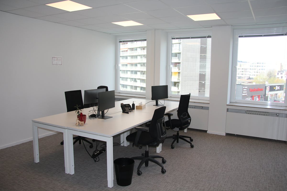 Easily accessible office space (512 m²) at Martelaarslaan in Ghent - photo 3