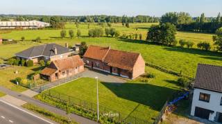 Deze hoeve op een fantastisch perceel van meer dan 1450 m² bevindt zich aan de rand van Hamme, richting Waasmunster.
De centrale woning beschikt over drie slaapkamers, eetkamers, een keuken en verschillende andere ruimtes die vrij in te vullen zijn. De woning heeft een grondige opknapbeurt nodig, maar beschikt over een stevige structuur die als basis kan dienen om een droomwoning te realiseren.
De renovatiemogelijkheden zijn niet min: een uitbreiding tot een totaalvolume van 1.000 m³ is toegestaan, mits 75% van de originele bouwplaat behouden blijft. Een uitstekende basis dus om hier een absolute droomwoning te creëren.
Naast de ligging is het open zicht op velden en vee van de achterliggende landbouwgrond een absolute troef van deze eigendom.
Wil je deze woning graag eens in het echt bekijken? Of wens je meer informatie?
Bel ons op 052 46 38 03 of stuur een mail naar info@uw-huis.be
