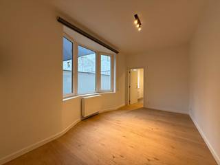 Op een uitstekende ligging nabij de Vlaanderenstraat bevindt zich dit aangenaam en recent vernieuwd gelijkvloers appartement.Het appartement omvat...