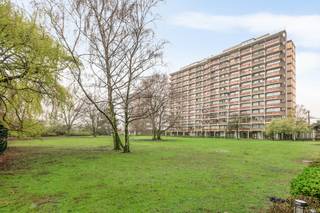 <div><div> <p>Appartement met terras en autostaanplaats.</p><p>Dit goed onderhouden appartement bevindt zich op de vijfde verdieping van een verzorgd gebouw met lift. Het biedt een oppervlakte van 83 m² en een aangenaam terras van 8 m², ideaal om van de buitenlucht te genieten. Bij binnenkomst treft u een ruime inkomhal met veiligheidsdeur en vestiaire, gevolgd door een afzonderlijk toilet.  De lichtrijke leefruimte is voorzien van een massief houten parketvloer en geeft toegang tot het terras, terwijl de keuken volledig uitgerust is met een elektrische kookplaat, dampkap, combioven en ijskast met vriezer. Aansluitend vindt u een praktische berging. De badkamer beschikt over een ligbad, wastafel en aansluitingen voor was- en droogmachine. Twee volwaardige slaapkamers, elk afgewerkt met parket, bieden comfortabele slaapkamers.  Troeven: nieuwe ramen in 2018, vernieuwde en geïsoleerde daken, liften conform, aparte kelderberging en 1 overdekte autostaanplaats inbegrepen. Een extra overdekte autostaanplaats is beschikbaar voor € 15.000. </p></div> </div>