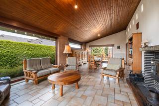<p>[[ DIT PAND NEEMT DEEL AAN DE ERA OPEN HUIZEN DAG OP 19/9 VAN 13:00 TOT 14:00 ]]</p>

<p><strong>Op zoek naar een te moderniseren, goed onderhouden bungalow op een mooi perceel met een vlotte bereikbaarheid? Gevonden!</strong></p>

<p>Deze gelijkvloerse woning gelegen is op wandelafstand van het gezellige centrum van Onze-Lieve-Vrouw-Lombeek, de 2de mooiste gemeente van Vlaanderen. Onze-Lieve-Vrouw-Lombeek (en het Pajottenland) is gekend voor haar vele mooie wandel-en fietsroutes.<br /><br />Deze solide bungalow is gelegen op een ideaal zuid-west georiënteerd perceel waardoor je vanaf de middag kan genieten van de zon! Het recent vernieuwde en geïsoleerde dak vormt een extra belangrijke troef. Dankzij haar ideale ligging heb je steeds een vlotte verbinding naar Brussel, Ternat en Halle.<br /><br />De woning omvat een inkomhal met toegang tot de keuken, de leefruimte, de nachthal, een apart toilet en de kelderverdieping. De ruime leefruimte geniet van enorm veel natuurlijke lichtinval dankzij haar grote raampartijen. Via de nachthal met ingebouwde kasten bereik je de badkamer met ligbad en 3 slaapkamers. Tot slot beschikt deze woning over een grote kelder met plaats voor 2 wagens en stockageruimte.</p>

<p><strong>Is jouw interesse gewekt? Contacteer ons vandaag nog voor een bezoek!</strong></p>