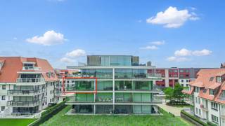 Magnifiek appartement op een bijzondere ligging met uniek frontaal zicht op havengeul, maritiem park en de jachthaven. Het appartement is gelegen op de derde verdieping van de luxueuze Residentie Portino en is voorzien van 2 overdekte terrassen vooraan en achteraan. Het instapklare appartement is afgewerkt met zeer kwalitatieve materialen zoals massief parket, plafondhoge Xinnix deuren, ingemaakte kasten,... De vele en grote raampartijen zorgen voor een unieke zon en lichtinval de ganse dag door. Als eigenaar kunt u genieten van de welness-faciliteiten voorzien van sauna, hammam en koudwaterbad. Er is eveneens een privé-kelderberging en fietsenberging. Mogelijkheid tot bij aankopen van een garagebox in het gebouw aan 70.000 EUR.Indeling:- inkomhall- lichtrijke leefruimte (39m²) met aansluitend terras- ingerichte keuken voorzien van koelkast met diepvriesvakje, vaatwas, combi-oven, keramische kookplaat- berging (5m²) met aansluiting wasmachine- slaapkamer 1 (9m²)- slaapkamer 2 (9m²)- slaapkamer 3 (11m²) met ingemaakte kasten en aansluitend terras (14m²)- badkamer met douche, lavabo en handdoekradiator- badkamer met ligbad, lavabo en handdoekradiatorTroeven:- hoogwaardige afwerking- vloerverwarming + airco- kleinschalig project- prachtig zicht op de havengeulBent u op zoek naar een uniek appartement met zicht op de havengeul? Aarzel niet ons te contacteren voor een afspraak!Bestuursmaatregelen in het maatregelenregister: nee