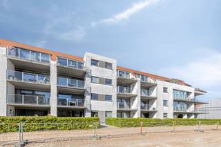 Bent u op zoek naar een ruim appartement te koop in Veurne? Dit energiezuinige appartement van 90 m² op de eerste verdieping beschikt over 2 ruime slaapkamers, een zonnig terras, een kelderberging en een ondergrondse staanplaats. <br /><br />De ligging is een absolute troef: op wandelafstand van het centrum van Veurne, het station, winkels en andere voorzieningen. Bovendien bevindt Veurne zich op slechts 6 km van de Belgische kust en is de stad vlot bereikbaar via de E40.<br /><br />Indeling:<br />- Inkomhal met gastentoilet<br />- Ruime en lichtrijke leefruimte met open, volledig ingerichte keuken<br />- Moderne keuken uitgerust met keramische kookplaat, combi-oven, dampkap, spoelbak en ingebouwde koelkast met vriesvak<br />- Badkamer met inloopdouche, dubbel lavabomeubel en handdoekradiator<br />- Slaapkamer 1: 12,3 m²<br />- Slaapkamer 2: 13,5 m²<br />- Aangenaam terras aan de voorzijde van het appartement.<br /><br />Kelderverdieping<br />- Praktische kelderberging<br />- Ondergrondse autostaanplaats<br />- Gemeenschappelijke fietsenberging.<br /><br />Troeven<br />- Appartement met EPC A: uiterst energiezuinig en lage energiekosten<br />- 2 volwaardige slaapkamers<br />- Terras, kelderberging en ondergrondse parkeerplaats inbegrepen<br />- Op wandelafstand van het centrum, station, winkels en horeca<br />- Vlotte verbinding naar de E40 en de Belgische kust<br />- Ideaal als eigen woonst of als vastgoedinvestering.<br /><br />Interesse in dit instapklare appartement in Veurne? Neem gerust contact op voor meer informatie of plan een bezoek.