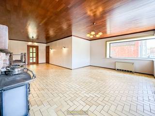 VERRASSEND RUIME HALFOPEN BEBOUWING met OVERVLOEDIGE LICHTINVAL, VERNIEUWDE HOOGRENDEMENTSBEGLAZING en POTENTIEEL VOOR 5 TOT 6 SLAAPKAMERS, gelegen...