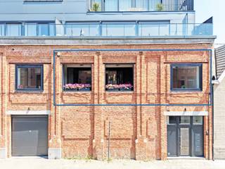 Deze prachtige en uiterst ruime (180m²) loft situeert zich langs De Vilanderstraat te Aalst en maakt deel uit van de prestigieuze loftresidentie genaamd "Vivaldi", een voormalig fabrieksgebouw dat volledig onder handen werd genomen met respect voor de eigenheid en charme van het gebouw.<br />Deze unieke eigendom heeft een rustige ligging doch heel vlot bereikbaar, gelegen nabij verschillende invalswegen (Parklaan, E40, ...) en op wandelafstand van het centrum, stadspark, winkels, scholen, openbaar vervoer en het sportcomplex Schotte. Er is een lift met rechtstreekse toegang tot de loft.<br />Indeling: riante open leefruimte, eetplaats, open keuken met geïnstalleerde toestellen, gezellig zuidwest georiënteerd terras, gastentoilet, berging/wasplaats, 2 slaapkamers (waarvan 1 met -mogelijkheid tot- dressing), luxueuze badkamer met vrijstaand ligbad, inloopdouche, dubbele lavabo en toilet. De eigendom werd afgewerkt met hoogwaardige materialen en is energiezuinig.<br />Er is een gelijkvloerse garagebox in het hoofdgebouw, deze is bij te kopen aan 35.000 EUR.<br />IDEALE INVESTERING VOOR WIE EEN UNIEKE EIGENDOM IN HET CENTRUM WENST!!<br />CV op aardgas (vloerverwarming), PVC ramen met HR-glas, EPC: 123 kWh/m²jaar, label B, geen renovatieverplichting, elektrische installatie conform het AREI, KI: €1.497.<br />Woongebieden, vergunning uitgereikt, geen rechterlijke herstelmaatregel of bestuurlijke maatregel opgelegd, geen voorkooprecht, geen verkavelingsvergunning. Geen risicozone voor overstromingen, P-score C, G-score C.<br />U kan de beschikbare attesten bij verkoop downloaden via de website janssens-leroy.be.