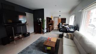 In een klein appartementsgebouw bieden wij u dit prima onderhouden gelijkvloers appartement met 1 grote slaapkamer en grote binnenplaats/koer...