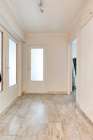 <p><span>Nabij het centrum van Gent én met een vlotte verbinding naar de autostrade combineert dit instapklare appartement stadsleven met uitstekende bereikbaarheid. Het ligt op de derde verdieping van een verzorgd gebouw met lift en een mooie gemeenschappelijke tuin.</span></p>
<p><span>De inkomhal met ingewerkte kasten leidt naar de ruime, lichtrijke woonkamer met parket. Brede raampartijen zorgen voor een aangename lichtinval. Het aansluitende overdekte terras vormt een fijne plek om buiten te ontspannen.</span></p>
<p><span>De ingerichte keuken is bereikbaar vanuit de hal en grenst aan de leefruimte. Wie een open keukenconcept wenst, kan de mogelijkheden hiervoor onderzoeken.</span></p>
<p><span>Verder zijn er twee ruime, volwaardige slaapkamers, een badkamer met ligbad en douchevoorziening en een apart toilet. De oppervlakte bedraagt 91 m²*. Een private kelderberging is inbegrepen.</span></p>
<p><span>Recent vernieuwd schrijnwerk draagt bij aan het gunstige EPC A: 98 kWh/m²/jaar. Ook de residentie kreeg recent een vernieuwde gemeenschappelijke tuin, gemoderniseerde liften en vernieuwde gemeenschappelijke verlichting.</span></p>
<p><span>Prijs: €325.000 inclusief kelderberging. Ondergrondse staanplaats bij te kopen voor €32.500. Vrij bij akte.</span></p>
<p><span>Contacteer BROCOR voor meer informatie of een bezoek.</span></p>
<p><em><span>*Oppervlakte vermeld in het EPC-attest.</span></em></p>