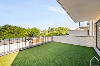 Deze ruime nieuwbouwappartement biedt een grote lichtrijke leefruimte met een uitgeruste keuken, 2 SLPKS en zongerichte terras<br />ONTDEK ONZE VASTGOEDVIDEO; https://youtube.com/embed/acObu4bpldQ<br />APPARTEMENT TE KOOP ONDER * 2% REGISTRATIERECHTEN <br />Indeling: <br />Inkom - lichtrijke leefruimte met een uitgeruste keuken waarbij alle toestellen van SIEMENS zijn - terras (27,5m²) - berging - badkamer met dubbel wastafel, ligbad en inloopdouche - toilet - 2de berging en 2 slaapkamers (17,3m² - 14,8m²) - 3de berging <br />Extra: 5 zonnepanelen per appartement - vloerverwarming - conform aan de normen van 2050 - fietsenberging + vuilnisberging aanwezig per appartement - lift aanwezig - optioneel om een autostaanplaats bij te kopen<br />*indien u aan de voorwaarden voldoet