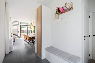 Nabij het centrum van Berg bevindt zich deze recente en uiterst energiezuinige gezinswoning, gebouwd in 2021. Met een EPC-score van slechts 20 kWh/m²/jaar (label A) en een zuidoostgerichte tuin, biedt deze woning alles wat een hedendaags gezin zoekt. U geniet hier van een moderne, open inrichting met veel lichtinval, ruimte en een bijzonder aangenaam wooncomfort.<br /><br />We betreden de woning via de inkomhal met gastentoilet. De lichtrijke leefruimte met hoge plafonds en vide creëert een uitzonderlijk ruimtelijk gevoel en vormt samen met de open keuken een aangename leefomgeving. De keuken is voorzien van alle comfort en beschikt over een aansluitende praktische berging. Verder beschikt de woning over een ruime kelder, waar zich een polyvalente hobbyruimte bevindt.<br /><br />Op de verdieping bevinden zich drie slaapkamers. Daarnaast is er een open bureauruimte voorzien. <br /><br />De zuidoostgerichte tuin nodigt uit om volop te genieten van zonnige dagen. Vooraan is er buitenparkeergelegenheid voor drie wagens.<br />Dankzij de 16 zonnepanelen, energiezuinige gascondensatieketel, vloerverwarming in de volledige woning, ventilatiesysteem D en regenwaterput, geniet u hier van bijzonder lage energiekosten. De aanwezige laadpaal vormt bovendien een extra troef voor wie elektrisch rijdt.<br /><br />Dit is een uitstekende opportuniteit voor wie op zoek is naar een recente, volledig instapklare gezinswoning met een uitstekende energiescore. <br /><br />Contacteer ons voor meer informatie op 0487 32 91 87 of via info@boonstravastgoed.be<br /><br />Bijzonderheden:<br />- Recente woning<br />- Parkeerplaats voor 3 wagens<br />- Volledig onderkelderd met polyvalente hobbyruimte