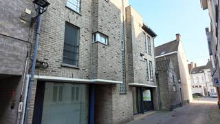 Dit centraal gelegen gelijkvloerse appartement biedt talloze mogelijkheden voor een eerste bewoning of investeringspand.Samenstelling: woonkamer met...