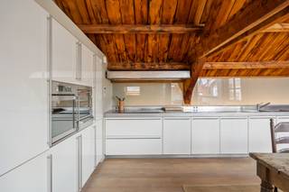 Dakappartement met zonneterras en 'loftallures' gelegen in een rustige straat nabij de Carolus Borromeuskerk en de Kathedraal.   Het appartement...