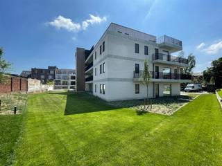 <p><span>GELIJKVLOERS APP. MET 2 SLKS + RUIM TERRAS </span></p><p><span> </span></p><p><span>Residentie Hoppe dankt zijn naam aan de brouwerij die vroeger op deze locatie was gevestigd. Het project bestaat uit twee gebouwen met in totaal 38 appartementen. Deze residentie bevindt zich op wandelafstand van de Schelde en met zicht op het Gelaagpark.<br /><br />Alle appartementen bieden een interessante combinatie tussen comfortabel wonen in een groene omgeving. Door het gebruik van duurzame materialen en de hoogwaardige afwerking (met groendak) laat de architectuur de natuur voor zich spreken.<br /><br />Dit appartement bevindt zich op de gelijkvloerse verdieping en omvat een inkomhal, afzonderlijk toilet, een leefruimte bestaande uit een zit- en eethoek met open keuken. Grenzend aan de leefruimte is er een overdekt terras als uitbreiding van de leefruimte dat geniet van een zuidwestelijke oriëntatie. Opnieuw aangekomen in het appartement ontdekken wij nog twee slaapkamers, een volledig uitgeruste badkamer en twee bergingen. </span></p><p><span><br />Nadat wij het appartement hebben bezocht verplaatsen wij ons naar de ondergrondse garage waar wij een autostostaanplaats en een privatieve kelderberging aantreffen.</span></p><p><span> </span></p><p><span>Wenst u meer info of een bezichtiging ter plaatse? Neem dan snel contact op met de medewerkers van Pillar via <span>info@pillar.estate</span></span><span> of 033 695 695.</span></p><p><span> </span></p><p><span>Opgelet: Dit pand wordt enkel verhuur voor korte duur (huurovereenkomst voor 1 jaar). </span></p><p><span>Deze gegevens zijn louter ter informatieve titel. De vermelde oppervlaktes zijn slechts een indicatie. Pillar kan niet verantwoordelijk gesteld worden voor de juistheid van de aan haar verstrekte gegevens. </span></p><p><span> </span></p>