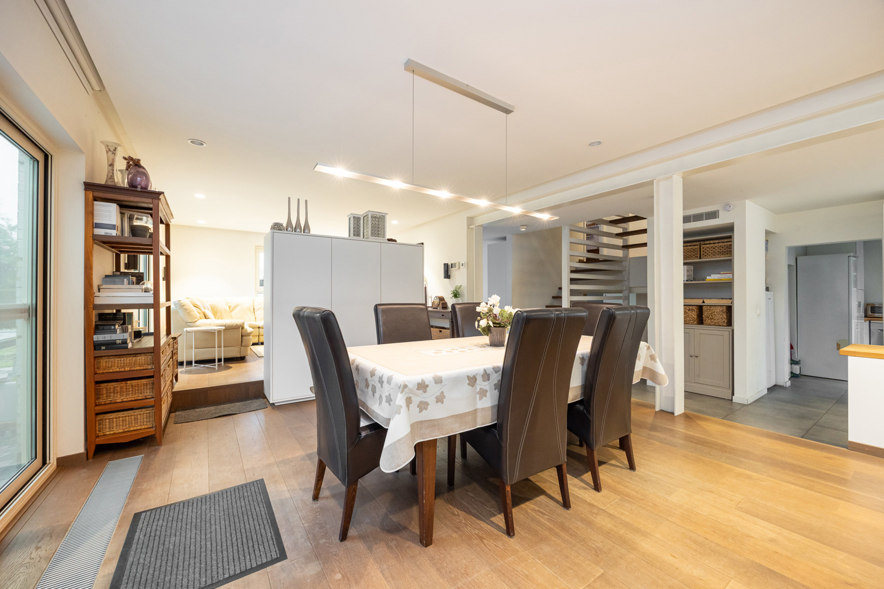 Unieke woning met praktijkruimte, 5 slaapkamers en naastliggende bouwgrond - foto 5