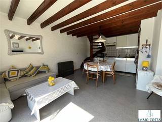 Te koop: een charmant vakantiehuisje in de residentie ’T Veld (Heidestraat 100, Westende). Dit op te frissen huisje beschikt over 2 slaapkamers...