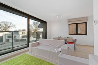 <p><strong>Waregem: appartement met 2 slaapkamers en garage te huur.</strong></p>
<p> </p>
<p>Dit appartement is gelegen op een toplocatie, dichtbij invalswegen en openbaar vervoer en op wandelafstand van winkels. Het appartement is energiezuinig en beschikt over een ondergrondse garage.</p>
<p> </p>
<p><u>Indeling: </u>volledig ingerichte, open keuken, woonkamer, berging met aansluitingen voor wasmachine en droogkast, badkamer met douche en enkele lavabo, gastentoilet, 2 slaapkamers en ondergrondse garage.</p>
<p> </p>
<ul><li><u>Troeven:</u>Toplocatie</li><li>Garage inbegrepen</li><li>Energiezuinig appartement</li></ul>
<p> </p>
<p><strong>Heb je interesse in het huren van dit appartement? Neem dan zeker contact op met Indra - 056/61.10.10.</strong></p>