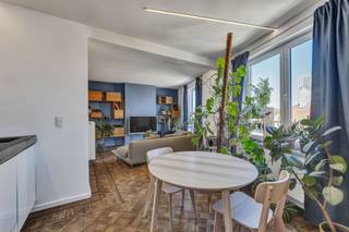 <p>In de charme-stad Brussel, bevindt zich <strong>deze instapklare penthouse</strong>. De ligging is alvast de eerste troef van het appartement. Verschillende faciliteiten bevinden zich op wandelafstand (openbaar vervoer, metro, winkels, ..). De Ninoofsesteenweg richting Dilbeek en Ninove en de R0 zijn vlot bereikbaar. Het appartement bevindt zich op <strong>de bovenste verdieping (te bereiken met lift) van een gebouw met 5 entiteiten</strong>. De Penthouse beschikt over <strong>een gezellig terras van 7m² met een mooi uitzicht.</strong> In de straat kan geparkeerd worden of een parkeerplaats gehuurd worden. Het appartement beschikt over een ruime lichtrijke woonkamer met open geïnstalleerde keuken. Van hieruit bereikt men het aangename zongerichte terras. Verder beschikt het appartement over een inkomhal, <strong>een ruime slaapkamer</strong> met badkamer (inloopdouche) en een ruime berging die momenteel als <strong>tweede slaapkamer </strong>wordt gebruikt. CV op gas (individueel) - Lage gemeenschappelijke kosten +-50 euro/maand - Aparte teller elektriciteit - Dubbele beglazing - Opkomende buurt. (Maatregelenregister en stedenbouw in aanvraag)</p>