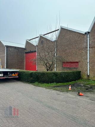 This spacious warehouse space of 735 m² is easily accessible and ideally located in Enghien.The property has a sectional door of 4.5 m height and a...