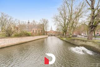 Deze statige burgerwoning is gelegen op een van de meest exclusieve en idyllische pleinen van het historische Brugse stadscentrum, namelijk het Wijngaardplein tussen het Minnewater en het Begijnhof. Het eigendom beschikt over een uiterst rationele en praktische indeling.<br />Via een lange inkomhal met hoge plafonds komen we de woonst binnen, verder een 2 ledige leefruimte met zithoek en eetplaats. Deze ruimte is voorzien van een gezellige plankenvloer en 2 authentieke open haarden. <br />Achteraan de woning (met zicht op de koer) vinden we de reeds vernieuwde keuken terug met kookeiland en naastgelegen praktische bijkeuken/berging, een naastgelegen wasplaats en apart gastentoilet.<br /><br />Vanuit de keuken hebben we zicht op de gezellige buitenkoer die uitzicht heeft over het achtergelegen Brugs reitje. <br /><br />Op de eerste verdieping vinden we 2 riante slaapkamers, een grote badkamer en apart toilet op de hall terug. <br />De tweede verdieping is identiek, dus ook 2 riante slaapkamers, badkamer en apart toilet. In totaal zijn er dus 4 grote slaapkamers en 2 badkamers aanwezig. <br /><br />Verder heeft deze woning nog een ruime zolderverdieping en kelderverdieping die nu enkel dienst heeft als bergruimte. <br /><br />Contacteer ons snel voor een bezoek aan dit unieke eigendom via info@delbecque.immo of 050 45 03 45
