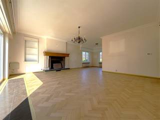 <p><strong>VRIJ VANAF 1 JULI | VRIJSTAANDE WONING MET 4 SLAAPKAMERS, GARAGE EN ZONNIGE TUIN</strong><br />Deze eigendom omvat 5 slaapkamers, een inpandige garage en een zongerichte tuin. <br />Dit op een perceel van 658 m² langs de Deken Darraslaan in Tielt, met centrale ligging.<br />Dankzij de uitstekende locatie bevindt u zich op wandelafstand van de markt, winkels, supermarkten, scholen, restaurants en openbaar vervoer.</p><p><strong>INDELING: </strong><br />We komen binnen in de inkomhal met een afzonderlijk gastentoilet en die toegang biedt tot alle vertrekken alsook de leefruimte. De leefruimte biedt veel raampartijen die voor veel natuurlijk lichtinval zorgen. De leefruimte is tevens voorzien van een gezellige schouw en biedt toegang tot de keuken. De keuken met gezellige eethoek is voorzien van alle nodige comfort, waaronder een spoelbak, oven, vaatwasmachine, kookplaat, dampkap en koelkast. Op het gelijkvloers bevinden zich verder nog drie volwaardige slaapkamers, toegang tot een droge kelder, een inpandige garage en een badkamer uitgerust met een bad, lavabo en toilet. De bovenverdieping biedt nog twee extra slaapkamers. Eén slaapkamer beschikt over een eigen douche en lavabo, terwijl de andere toegang geeft tot een bijkomende zolderkamer die perfect kan dienen als hobbyruimte, bureau of extra bergruimte.</p><p><strong>EXTERIEUR: </strong><br />Rondom de woning geniet u van een mooie aangelegde, zongerichte tuin. Ook is er een praktisch tuinhuis voorzien.</p><p><strong>TROEVEN: </strong><br />- 5 volwaardige slaapkamers<br />- Garage<br />- Tuinhuis voorzien<br />- Zuidgerichte tuin<br />- Centrale ligging</p>