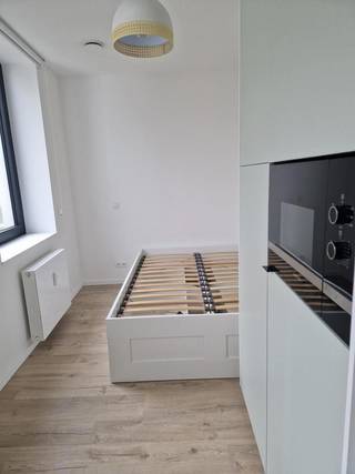 <p>VOOR DE SNELLE BESLISSERS!</p>
<p>ACADEMIEJAAR 2026-2027</p>
<p><span>Op zoek naar een comfortabele, volledig instapklare kamer in het hart van Leuven? Deze gemeubelde kamer in de </span><strong><span>Onze-Lievevrouwstraat 50</span></strong><span> combineert rust en privacy met een uitstekende ligging vlak bij het bruisende stadscentrum.</span></p>
<p><span></span></p>
<p><span>De </span><strong><span>Kruidtuin bevindt zich op slechts 350 meter</span></strong><span> en ook universiteitsgebouwen, winkels, openbaar vervoer en het centrum zijn vlot te voet bereikbaar. Een ideale uitvalsbasis voor studenten en young professionals die graag alles binnen handbereik hebben.</span></p>
<p><span></span></p>
<p><span>De kamer is volledig ingericht en beschikt over:</span></p>
<ul>
<li><span>een comfortabel bed</span></li>
<li><span>een bureau met bureaustoel</span></li>
<li><span>ingebouwde kasten met voldoende opbergruimte</span></li>
<li><span>een koelkast met vriesvak</span></li>
<li><span>een microgolfoven</span></li>
<li><span>een </span><strong><span>eigen badkamer met douche en toilet<br /><br /></span></strong></li>
</ul>
<p><span>Daarnaast kan je gebruikmaken van de </span><strong><span>ruime gemeenschappelijke keuken</span></strong><span>. Het goed onderhouden gebouw en de rustige ligging zorgen voor een aangename woon- en studieomgeving.</span></p>
<p><strong><span>€690 per maand + €140 nutsvoorzieningen &amp; gem. lasten</span></strong></p>
<ul></ul>
<p><strong><span>Troeven op een rij:</span></strong></p>
<ul>
<li><span>Volledig gemeubileerd en instapklaar</span></li>
<li><span>Eigen badkamer en toilet</span></li>
<li><span>Ruime gemeenschappelijke keuken</span></li>
<li><span>Rustige ligging</span></li>
<li><span>Op slechts 350 m van de Kruidtuin</span></li>
<li><span>Universiteitsgebouwen, winkels en openbaar vervoer op wandelafstand</span></li>
<li><span>Gelegen in het centrum van Leuven<br /><br /></span></li>
</ul>
<p><strong><span>Comfort, privacy en een topligging: alles wat je nodig hebt om aangenaam te wonen en studeren in Leuven.</span></strong></p>
<p></p>