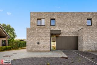 Op zoek naar een stijlvolle, lichtrijke en uiterst energiezuinige woning? Deze recent gebouwde halfopen bebouwing combineert strakke architectuur met een hoogwaardige afwerking en optimaal wooncomfort. <br /><br /><u><strong>Indeling:</strong></u><br /><br /><strong><u>Gelijkvloers:</u></strong> inkomhal, apart toilet, leefruimte, eetkamer, keuken, berging<br /><u><strong>1e verdieping:</strong></u> nachthal, apart toilet, badkamer, 3 slaapkamers<br /><u><strong>exterieur:</strong></u> terras, omheinde tuin, garage<br /><br />Is jouw interesse gewekt?<br />'Stel je kandidaat' <br /><br />Neem contact op met verhuur@immopersyn.be of 013 44 40 08 voor een afspraak.<br />