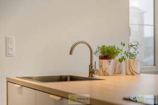 <strong>IDEALIS VASTGOED – Schitterend volledig vernieuwde woning met een heerlijke open leefruimte, luxe keuken, 3 ruime slaapkamers, twee badkamers én een ruime wasplaats! Dit heerlijke huis bevindt zich op een perceel van maar liefst 7a 94ca vlak bij het centrum van Eksel - EEN MUST VISIT! -<br /><br />LIGGING: </strong><br />Deze woning biedt rust en privacy en is gelegen in een rustige woonstraat! Omliggende gemeenten zoals Pelt en Peer zijn vlot bereikbaar, tevens is er de gunstige ligging t.o.v. de Noord-Zuid verbinding.<br /><br /><strong>INDELING:<br />Gelijkvloers:</strong><br />- Sfeervolle inkomhal – heerlijke lichtrijke dubbele woonkamer – praktisch ingerichte keuken – achter inkom met apart toilet – badkamer, voorzien van dubbele lavabo, douche, kastruimte en verwarmde handdoekenrek – wasplaats, voorzien van aansluitingen voor wasmachine en droogkast – linnenkast<br /><br /><strong>Eerste verdieping:</strong><br />- Nachthal – slaapkamer 1 – slaapkamer 2 – slaapkamer 3 – badkamer, voorzien van lavabo en douche – linnenkast -<br /><br /><strong>Kelder:</strong><br />- Koele kelder -<br /><br /><strong>Zolder:</strong><br />Zolderruimte, geïsoleerd op de vloer<br /><br /><strong>Tuin: </strong><br />- Gedeeltelijk nieuw aangelegde tuin (794m²) –<br /><br /><strong>BIJZONDERHEDEN:</strong><br />- Volledig vernieuwde woning!<br />- Wat werd vernieuwd?: dak, vernieuwde technieken en leidingwerk, stucwerk, schrijnwerk in PVC, keuken, badkamer, vloeren, binnendeuren, …<br />- Vloerverwarming op gelijkvloers<br />- Warmtepompen op verdieping<br />- Verwarmd op gas<br />- Voorzien van inbouwspots<br />- Volledige woning reeds nieuw geschilderd!<br />- Toffe indeling<br />- GEEN renovatieverplichting!<br />- INSTAPKLAAR EN DIRECT BESCHIKBAAR<br /><br /><strong>Stedenbouwkundige Inlichtingen:</strong><br />Bouwvergunning - Woongebied - Geen dagvaarding - Geen voorkooprecht – Geen verkavelingsvoorschriften<br /><br /><strong>EPC: </strong>271kWh/m² jaar – 20251120-0003738246-RES-1<br /><br /><strong>O-peil: </strong>niet overstromingsgevoelig<br />P-score: A<br />G-score: A<br /><br /><strong>Benieuwd naar deze woning? Ons IDEALIS Team geeft U met plezier en steeds vrijblijvend de nodige informatie via e-mail, ter plaatse of op ons kantoor te Pelt.<br />Wenst U advies omtrent uw eigen woning? Graag plannen wij vrijblijvend met U een afspraak in om onze expertise met U te delen, steeds tot Uw dienst!!<br />Neem contact op met IDEALIS VASTGOED op 011/515 565 of mail naar info@idealisvastgoed.be!</strong>