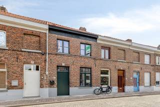 Deze woning ligt op een uiterst gegeerde en stille plek in Brugge, waar rust en een vlotte verbinding perfect samenkomen. Het historische stadscentrum bevindt zich op wandelafstand, en via het private poortje achterin de tuin stapt u zo het wandel- en fietspad langs het water op.<br /><br />Na een grondige en hoogwaardige totaalrenovatie werd het pand met veel oog voor detail afgewerkt. Dankzij het gebruik van duurzame materialen, de royale plafondhoogtes en het comfort van vloerverwarming geniet u hier van een heerlijk woonklimaat.<br /><br />Indeling:<br />Gelijkvloers:<br />- inkom met een afzonderlijk gastentoilet<br />- zonnige, lichtrijke leefruimte<br />- strakke open keuken, volledig uitgerust met een inductiekookplaat met geïntegreerde afzuiging, een vaatwasser, een ruime koelkast en een handige was-droogcombinatie<br /><br />Exterieur:<br />- sfeervolle stadstuin met een private achteruitgang die rechtstreeks aansluit op de groene vesten<br /><br />Eerste verdieping: <br />- slaapkamer met een idyllisch, rustgevend zicht op het omliggende groen<br />- moderne badkamer voorzien van een inloopdouche, een meubel met wastafel en een tweede toilet<br /><br />Zolderverdieping: <br />- volwaardige tweede slaapkamer, vlot bereikbaar via een vaste trap.<br /><br />Een unieke, instapklare opportuniteit op de Brugse woningmarkt. Met een uiterst gunstig energieprestatiecertificaat (label B) bent u bovendien verzekerd van een energiezuinige en toekomstbestendige woning.<br /><br />Er staat een bezoekmoment gepland op vrijdag 18/09. Neem gerust telefonisch contact met ons op om uw afspraak vast te leggen.<br /><br />Bestuursmaatregelen in het maatregelenregister: nee