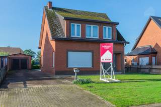 Deze vrijstaande woning is gelegen in Meerhout-Gestel, een charmante, landelijke omgeving waar rust, natuur en bereikbaarheid samenkomen. Hier geniet je van het groene karakter en de vele fiets- en wandelmogelijkheden, terwijl winkels, scholen en andere voorzieningen vlot bereikbaar zijn. Dankzij de nabijheid van de E313 beschik je bovendien over een uitstekende verbinding richting Antwerpen en Hasselt.<br /><br />De woning bevindt zich op een perceel van 668 m² en beschikt over drie slaapkamers, een bureau, een zolder, een kelder en een vrijstaande garage. Dankzij de open bebouwing, de praktische indeling en de beschikbare ruimte biedt deze woning heel wat mogelijkheden voor wie zijn toekomstige thuis volledig naar eigen smaak wil renoveren.<br /><br />Via de inkomhal kom je in de leefruimte, die is opgedeeld in een eetruimte en een gezellige zithoek. Aansluitend bevindt zich de keuken. Verder beschikt het gelijkvloers over een praktische wasplaats en een badkamer met toilet.<br /><br />Op de eerste verdieping geeft de nachthal toegang tot drie slaapkamers en een afzonderlijke bureau/berging.<br /><br />Daarnaast beschikt de woning over een zolder en een kelder, die zorgen voor bijkomende opbergruimte.<br /><br />Buiten is de woning voorzien van een ruime tuin en een overdekt terras, waar je aangenaam kan genieten van het buitenleven.<br />Verder bevindt er zich een vrijstaande garage die extra parkeer- en opbergruimte biedt.<br /><br />Kortom, een ruime gezinswoning met een mooi perceel en heel wat potentieel om er een warme thuis van te maken.<br /><br />Interesse? We nemen graag de tijd om je deze woning ter plaatse te laten ontdekken.<br />📞 014 84 83 69<br />✉️ info@sublimmo.be<br />
