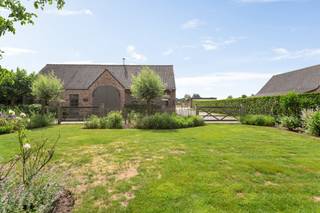 In het centrum van Essen vindt u deze uitzonderlijke villa op een perceel van 5.627m², inclusief extra bouwgrond als oprit.De woning biedt een...