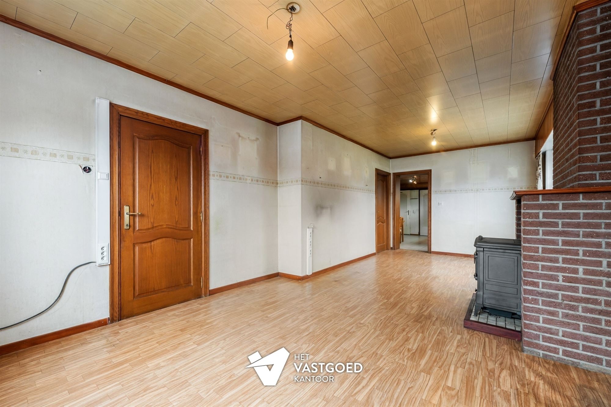 CHARMANTE TE RENOVEREN WONING, RUSTIG GELEGEN OP EEN RUIM PERCEEL VAN 11 ARE. - foto 4
