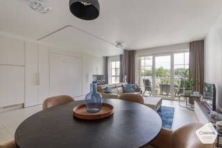 Deze instapklare studio op de tweede verdieping combineert hedendaags wooncomfort met <strong>hoogwaardige afwerking.</strong> Het werd gebouwd in 2012 en is gelegen in een rustige, verzorgde residentie.<br /><br />Bij het binnenkomen word je verwelkomd in een inkomhal die toegang biedt tot de <strong>lichtrijke woonkamer</strong> met een volledig geïnstalleerde open keuken. Aansluitend geniet je van een <strong>gezellig terras,</strong> ideaal om even tot rust te komen.<br /><br />De ruime indeling biedt bovendien de mogelijkheid om een <strong>afzonderlijke slaaphoek</strong> te creëren. De badkamer is uitgerust met een <strong>lavabo en douche.</strong> Daarnaast is er een <strong>handige berging</strong> voorzien van een <strong>wasmachine aansluiting</strong>.<br /><br />Het appartement is uitgerust met individuele verwarming op gas, beschikt over een gunstig EPC en een conforme elektrische keuring – een zorgeloze investering!<br /><br />