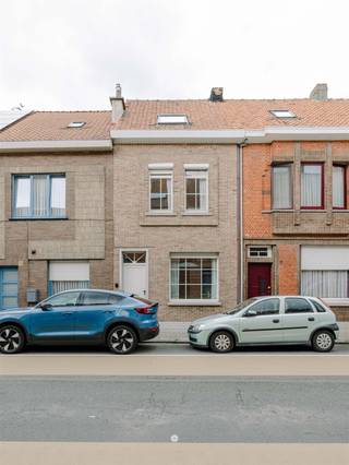 <p><span>SINT-NIKLAAS - Maison de ville bien entretenue avec un atelier spacieux.</span></p><p><span>Située à proximité du nouveau Sportkringpark, cette maison particulièrement bien entretenue et spacieuse dispose d'un atelier attenant. Avec une surface habitable et d'atelier totale d'environ 283 m², cette propriété offre un bel équilibre entre confort de vie, cachet et polyvalence.</span></p><p><span>À l’intérieur, on est immédiatement frappé par l’atmosphère chaleureuse et soignée. La maison comprend un espace de vie convivial, une cuisine intemporelle, un espace bureau et pas moins de quatre chambres. <br />Des matériaux de qualité et un bon état d’entretien garantissent un ensemble agréable et durable dans toute la maison.</span></p><p><span>Juste à côté, au rez-de-chaussée, se trouve un atelier spacieux d’environ 125 m² avec accès à la terrasse. Un espace intéressant pour le télétravail, les loisirs ou d’autres usages. Si vous souhaitez davantage d’espace extérieur, vous pouvez également envisager de démolir tout ou partie de l’atelier afin d’agrandir encore le jardin.</span></p><p><span>À l'arrière, un terrain à bâtir séparé avec un double garage d'environ 57 m² jouxte la propriété ; il est accessible par la Modernadreef. Ce terrain ne fait pas partie de la propriété, mais peut être acheté en supplément si vous le souhaitez.</span></p><p><span>Une maison polyvalente qui, grâce à sa superficie généreuse, ses finitions soignées et son vaste atelier, offre de nombreuses possibilités, tant aujourd’hui que pour l’avenir.</span></p><p><span><br />Vous souhaitez en savoir plus ou planifier une visite ? Contactez l’agence immobilière Axel Lenaerts, nous serons ravis de vous aider ! </span></p>
