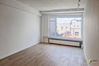 Prachtig gerenoveerd appartement (65 m2) met 1 slaapkamers en terras (2 m2) gelegen bij de Meir. Het pand is gunstig gelegen in de Jezusstraat, een...