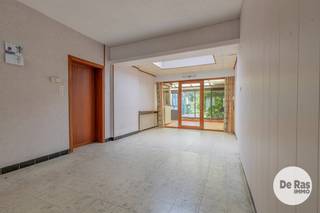 KIJKDAG ZATERDAG 19 SEPTEMBER VAN 10u TOT 12u (OP AFSPRAAK)<br /><br />ERPE-MERE- SOLIDE WONING OP GOEDE LOCATIE MET 3 KAMERS EN GARAGE<br />Deze gezinswoning ligt zeer centraal in een doodlopende straat nabij E40, scholen, openbaar vervoer en winkels. <br />Via centrale inkomhal kom je in de woonkamer met vooraan een inpandige garage en de zithoek, achteraan de eetplaats met veranda en aansluitend de keuken met veel kastruimte.<br />Een aparte toilet met wasplaats brengt verbinding met de tuin via tuinberging en veranda.<br /><br />Op het verdiep zijn er drie slaapkamers en badkamer met vernieuwde douche. Een vaste trap naar zolder zorgt voor uitbreidingsmogelijkheden voor kamers, hobbyruimte of extra badkamer.<br /><br />De tuin is afgesloten en biedt achteraan nog een kleine serre.<br /><br />De woning is voorzien van CV op mazout met brander, ondergebracht in de droge kelder, en vernieuwde PVC-ramen (2016) met dubbel glas. Maak dus snel je afspraak voor een bezoek op 053/60.65.60.
