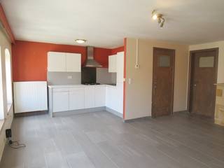 Gezellig energiezuinig (label B) appartement in een rustige buurt nabij de Augustijnenrei in centrum van Brugge nabij tal van winkels zoals bakker, supermarkt, etc… Dit appartement heeft een living met open ingerichte keuken, 2 ruime slaapkamers, bureautje, badkamer en gelijkvloerse berging. Goedgekeurde elektriciteit tot 2037. Sted. inl. in aanvraag. <br /><br />www.desmetpoupeyebrugge.be<br /><br />Voor meer info of een bezoek, contacteer ons 050 47 00 00 of kom langs op ons kantoor te Hoefijzerlaan 1 ('t Zand) Brugge.<br /><br />- inkom<br />- living (tegels) met sierhaard<br />- ingerichte keuken met toestellen: dampkap, elektrische kookplaat en frigo<br />- badkamer : lavabo met meubel, douche en toilet<br />- slaapkamer 1 (laminaatparket) : 2 persoons<br />- slaapkamer 2 (laminaatparket) : 2 persoons<br />- bureau/grote berging<br /><br />* overal dubbel glas<br />* gelijkvloerse (buiten)berging