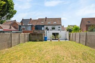 Découvrez ce bien immobilier particulièrement polyvalent, situé dans un emplacement de premier choix à Waregem, composé d'un local commercial et d'un logement spacieux. Grâce à son excellente visibilité, à son agencement polyvalent et à son vaste espace de vie, ce bien constitue une opportunité idéale pour les indépendants, les entrepreneurs ou les investisseurs qui souhaitent allier vie privée et vie professionnelle.La partie commerciale comprend un local donnant sur la rue, avec à l’arrière un vaste espace polyvalent, actuellement aménagé en cuisine professionnelle. À l’heure actuelle, c’est le traiteur Speleers qui y est installé ; celui-ci poursuivra ses activités jusqu’à ce qu’un nouveau propriétaire soit trouvé pour la partie commerciale. L'agencement offre de nombreuses possibilités pour diverses activités commerciales ou de bureaux.Le logement dispose d'un accès séparé et se situe aux premier et deuxième étages. Grâce à ses grandes baies vitrées, l'appartement bénéficie d'une agréable luminosité naturelle et d'une sensation d'espace.Agencement de l’appartement :Depuis le hall d’entrée, vous accédez, au premier étage, à l’espace de vie convivial et lumineux, composé d’un coin salon chaleureux, d’une salle à manger et d’une cuisine spacieuse. Un escalier fixe vous mène au deuxième étage, où se trouvent quatre chambres à part entière, ainsi qu’une salle de bains équipée d’une baignoire, d’une douche et d’un lavabo.À l’arrière de la parcelle, vous profiterez d’un grand jardin privatif avec une terrasse ensoleillée et un abri de jardin pratique. De plus, la propriété dispose d’un passage vers l’arrière, ce qui garantit une excellente accessibilité.Atouts :Emplacement commercial de premier choix à WaregemImmeuble commercial avec logement spacieuxQuatre chambres à coucher à part entièreGrande pièce polyvalente offrant de nombreuses possibilitésGrand jardin privatif avec terrasse et abri de jardinAccès direct à l’arrièrePropriété bien entretenueChauffage au gaz naturelAucune obligation de rénovation Vous recherchez un bien où vie privée et activité professionnelle se marient à la perfection, ou un investissement intéressant dans un emplacement exceptionnel ? Alors ce bien mérite sans aucun doute une visite.Intéressé(e) ? Contactez-nous à l'adresse charlotte@immobeguin.be.